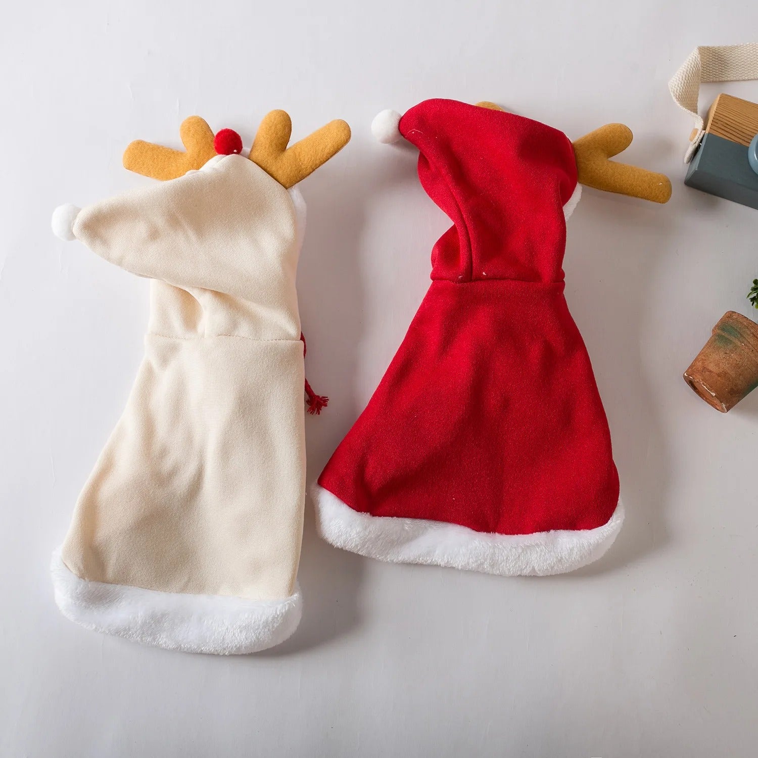 Mantello di Natale da Renna per Cani e Gatti – Vestito Natalizio Caldo con Cappuccio e Corna di Cervo